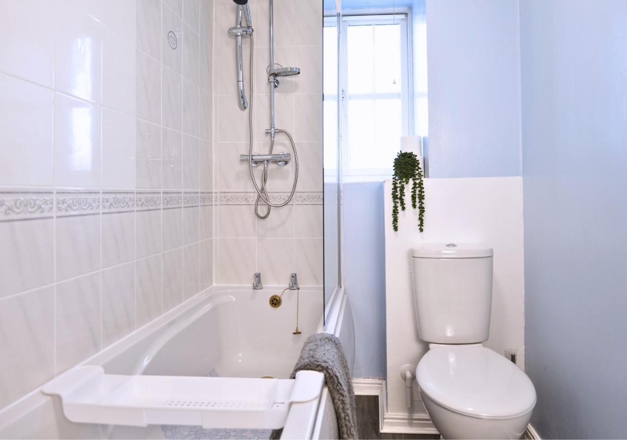 Peaceful With Parking, Wi-fi And Garden Holiday home Stafford